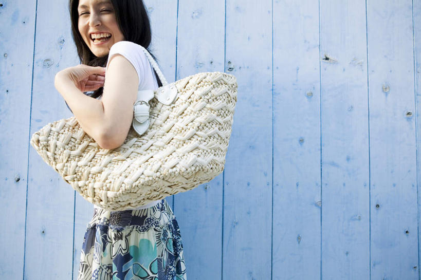 东方人,背,头发,一个人,站,笑,摸,微笑,露齿笑,横图,室外,白天,侧面,裙子,旅游,度假,亚洲,仅一个年轻女性,仅一个女性,仅一个人,抚摸,阴影,花纹,连衣裙,光线,包,皮包,影子,斑点,墙,扭头,注视,黄种人,娱乐,墙壁,墙面,一个,蓝色,白色,黑色,阳光,背着,观察,看,站着,转头,享受,休闲,放松,单个,观看,单肩包,察看,关注,年轻女性,女人,女性,亚洲人,触摸,接触,站立,半身,彩图