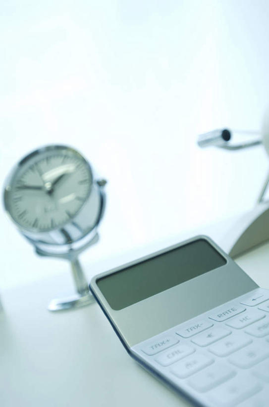 无人,竖图,俯视,室内,特写,白天,计算器,桌子,静物,闹钟,阴影,朦胧,模糊,时间,光线,计算,科学,时钟,影子,办公桌,办公用品,计时,一个,阳光,钟表,表,理财,财务,单个,数学,钟,彩图,高角度拍摄