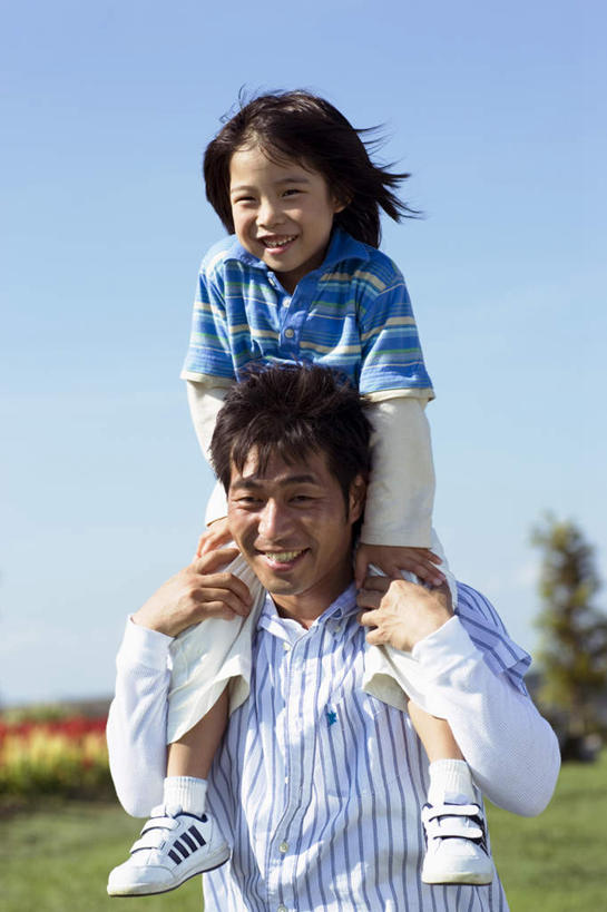 东方人,儿童,头发,两个人,家庭,父亲,儿子,站,笑,摸,微笑,露齿笑,竖图,室外,白天,正面,旅游,度假,纯洁,草地,草坪,植物,亚洲,撑,抚摸,阴影,服装,盛开,光线,影子,云,云朵,花蕾,云彩,注视,休闲装,黄种人,娱乐,草,花,花瓣,花朵,鲜花,树,树木,小孩,骑,衣服,黄色,蓝色,绿色,白色,黑色,白云,蓝天,天空,阳光,自然,天,花苞,花蕊,观察,看,扛,站着,享受,休闲,温暖,温馨,父子,一家人,休闲服,放松,父爱,可爱,童年,童趣,服饰,生长,成长,观看,和睦,察看,撑着,关注,童真,烂漫,无邪,扛在肩上,骑在肩上,天真,男孩,男人,男性,年轻男性,亚洲人,孩子,年轻人,长发,触摸,接触,站立,半身,彩图,融洽,男生