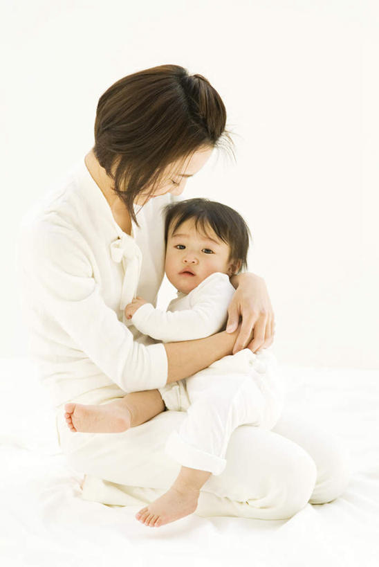 东方人,儿童,头发,两个人,家庭,母亲,儿子,坐,抱,笑,摸,微笑,露齿笑,竖图,室内,白天,侧面,纯洁,床,卧室,亚洲,抚摸,服装,墙,床单,注视,休闲装,黄种人,被子,墙壁,墙面,小孩,衣服,黑色,低头,观察,看,休闲,温暖,温馨,母子,一家人,休闲服,可爱,母爱,童年,童趣,服饰,单人床,抱着,观看,和睦,察看,被单,搂着,关注,童真,烂漫,无邪,天真,男孩,年轻女性,女人,女性,亚洲人,孩子,年轻人,触摸,怀抱,接触,搂,搂抱,相抱,拥抱,坐着,彩图,全身,睡房,卧房,融洽,男生