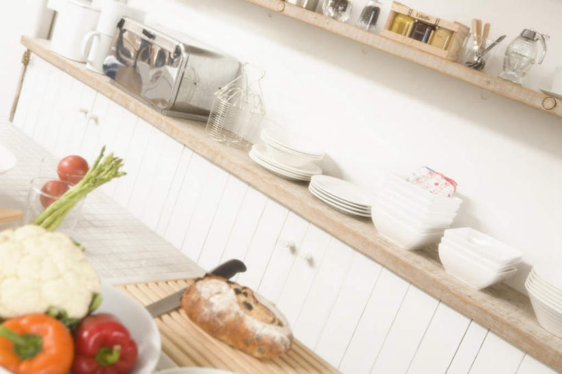 无人,横图,俯视,室内,白天,厨房,柜子,桌面,辣椒,蔬菜,杯子,餐具,金属制品,一把,一堆,一排,许多,阴影,堆叠,堆积,新鲜,整齐,光线,金属,碟子,工具,盘,影子,墙,花菜,花椰菜,西兰花,竹笋,食品,案板,刀具,笋,墙壁,墙面,砧板,食物,排列,阳光,盘子,水杯,橱柜,碟,碗,刀,有机食品,绿色食品,堆,队列,菜刀,辣角,红海椒,大椒,辣虎,广椒,切菜刀,茶杯,辣子,红辣椒,海椒,番椒,彩图,高角度拍摄,灶间