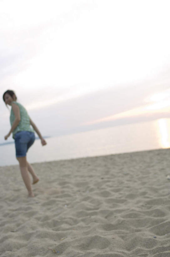 东方人,一个人,走,笑,微笑,露齿笑,竖图,室外,白天,旅游,度假,海浪,海洋,美景,沙滩,亚洲,仅一个年轻女性,仅一个女性,仅一个人,阴影,波纹,服装,光线,沙子,影子,海岸,景观,浪花,云,云朵,沙地,云彩,扭头,注视,休闲装,黄种人,娱乐,背面,衣服,蓝色,白云,蓝天,水纹,天空,阳光,自然,海水,波浪,天,观察,看,张嘴,转头,享受,休闲,休闲服,景色,放松,服饰,观看,察看,关注,自然风光,张大嘴巴,海景,年轻女性,女人,女性,亚洲人,大海,风浪,海,海水的波动,海滩,近岸浪,涌浪,张开嘴,步行,散步,走路,彩图,全身