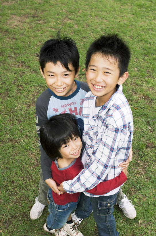 东方人,儿童,头发,三个人,伙伴,朋友,坐,抱,笑,摸,微笑,露齿笑,竖图,俯视,室外,白天,旅游,度假,友谊,纯洁,草地,草坪,植物,亚洲,抚摸,阴影,服装,光线,影子,注视,休闲装,黄种人,娱乐,草,小孩,衣服,红色,蓝色,绿色,白色,黑色,阳光,观察,看,享受,休闲,休闲服,放松,可爱,童年,童趣,服饰,抱着,观看,察看,搂着,关注,童真,烂漫,无邪,天真,友情,男孩,男人,男性,女孩,女人,女性,亚洲人,触摸,怀抱,接触,搂,搂抱,抬头,相抱,仰头,拥抱,坐着,彩图,高角度拍摄,全身,男生,女生