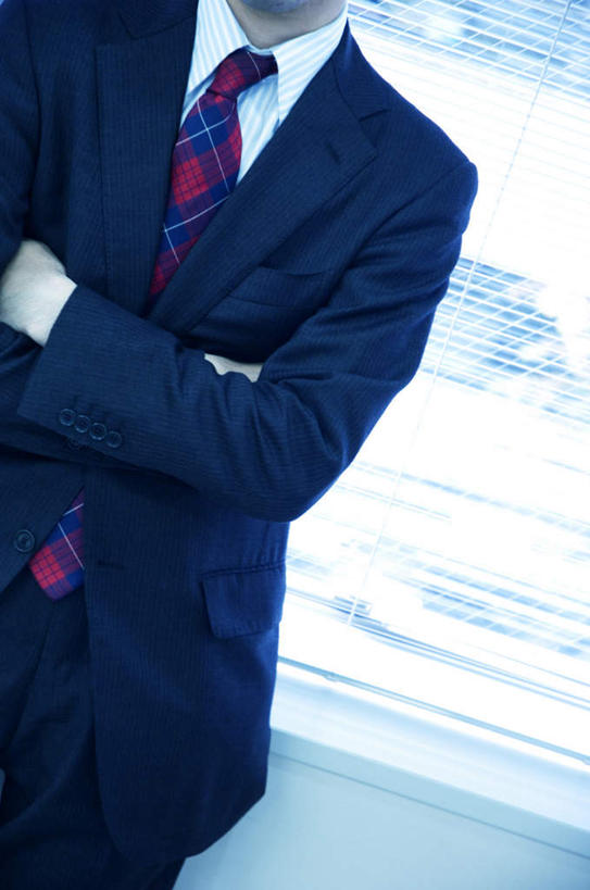 东方人,一个人,商务人士,商务男性,站,摸,双手交叉,竖图,室内,白天,正面,衬衫,桌子,亚洲,仅一个男性,仅一个人,抚摸,阴影,套装,光线,影子,办公桌,墙,领带,黄种人,墙壁,墙面,仅一个年轻男性,红色,阳光,靠,靠着,倚靠,站着,双手抱胸,倚着,商务装,工薪阶层,男人,男性,年轻男性,亚洲人,白领,上班族,触摸,接触,站立,半身,彩图,衬衣