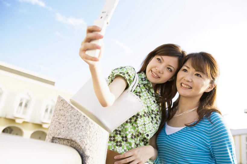 东方人,背,头发,两个人,伙伴,朋友,家,站,举,笑,打电话,微笑,露齿笑,横图,室外,白天,仰视,旅游,度假,友谊,电话,手机,亚洲,握,阴影,服装,光线,影子,房屋,屋子,云,云朵,拿,云彩,拿着,注视,休闲装,黄种人,娱乐,通讯设备,楼房,住宅,拍照,衣服,蓝色,绿色,黑色,白云,蓝天,天空,阳光,天,背着,观察,看,托,站着,享受,休闲,休闲服,放松,握着,服饰,观看,察看,关注,交流,友情,年轻女性,女人,女性,亚洲人,沟通,举起,举手,举着,通话,向上举,向上伸,向上托,站立,半身,彩图,低角度拍摄,房子