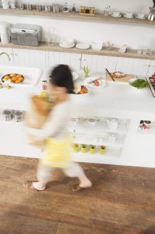 东方人,头发,一个人,站,走,捧,摸,竖图,俯视,室内,白天,厨房,地板,柜子,柑橘,蔬菜,西红柿,杯子,餐具,水果,亚洲,仅一个年轻女性,仅一个女性,仅一个人,一排,一条,许多,抚摸,握,阴影,服装,新鲜,整齐,光线,碟子,盘,围裙,影子,墙,生菜,莴苣,生食,食品,果实,地面,拿,拿着,休闲装,黄种人,木地板,墙壁,墙面,食物,排列,衣服,黄色,黑色,灰色,阳光,盘子,水杯,橱柜,碟,碗,站着,休闲,休闲服,握着,服饰,有机食品,绿色食品,队列,春菜,鹅仔菜,莴仔菜,千金菜,叶用莴苣,年轻女性,女人,女性,亚洲人,茶杯,进餐用具,烹调用具,橘子,桔子,橙子,橙,番茄,步行,触摸,端,端着,接触,捧着,散步,手捧,站立,走路,彩图,高角度拍摄,全身,灶间