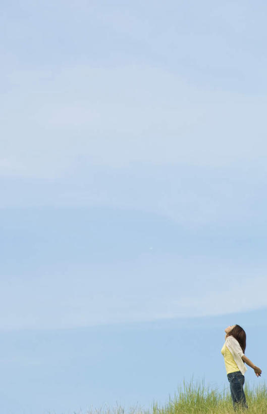 东方人,头发,一个人,站,伸展双臂,竖图,室外,白天,侧面,旅游,度假,草地,草坪,植物,亚洲,仅一个年轻女性,仅一个女性,仅一个人,阴影,服装,光线,影子,云,云朵,云彩,注视,休闲装,黄种人,娱乐,草,树,树木,衣服,黄色,蓝色,绿色,黑色,白云,蓝天,天空,阳光,自然,天,观察,看,站着,享受,休闲,休闲服,放松,服饰,生长,成长,观看,察看,关注,年轻女性,女人,女性,亚洲人,长发,敞开双臂,伸开双臂,抬头,仰头,展开双肩,站立,张开手臂,张开双臂,半身,彩图