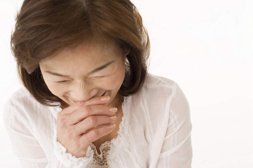 东方人,脸,头,脸颊,头发,一个人,站,笑,摸,微笑,露齿笑,横图,俯视,室内,白天,白色背景,亚洲,仅一个女性,仅一个人,撑,抚摸,服装,托腮,注视,休闲装,黄种人,衣服,黄色,白色,低头,观察,看,托,站着,仅一个中年女性,休闲,休闲服,遮,遮掩,摄影,服饰,影棚,观看,察看,掩盖,撑着,遮挡,关注,托下巴,遮盖,掩饰,女人,女性,中年女性,亚洲人,头部,长发,脸部,脸蛋,面部,触摸,接触,站立,半身,彩图,高角度拍摄,影棚拍摄,欢乐,开心,拍摄