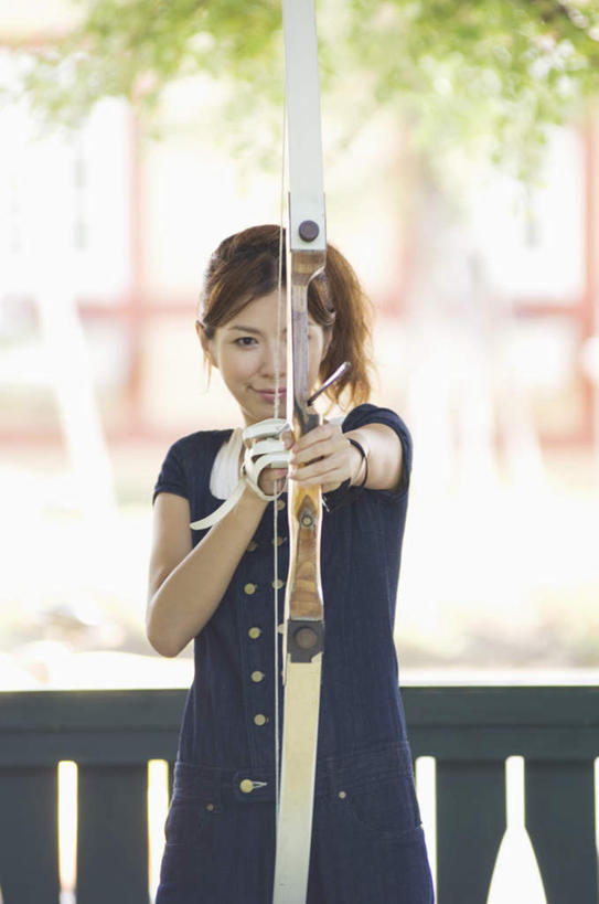 东方人,头发,一个人,家,栏杆,站,拉,笑,摸,微笑,露齿笑,竖图,室外,白天,正面,锻炼,运动,植物,亚洲,仅一个年轻女性,仅一个女性,仅一个人,一把,抚摸,握,阴影,服装,光线,弓箭,影子,房屋,墙,屋子,围栏,拿,拿着,注视,休闲装,黄种人,护栏,楼房,墙壁,墙面,住宅,树,树木,衣服,黄色,蓝色,绿色,阳光,自然,观察,看,站着,休闲,休闲服,握着,服饰,生长,成长,观看,扯,察看,关注,体育,年轻女性,女人,女性,亚洲人,触摸,接触,站立,半身,彩图,健身,房子