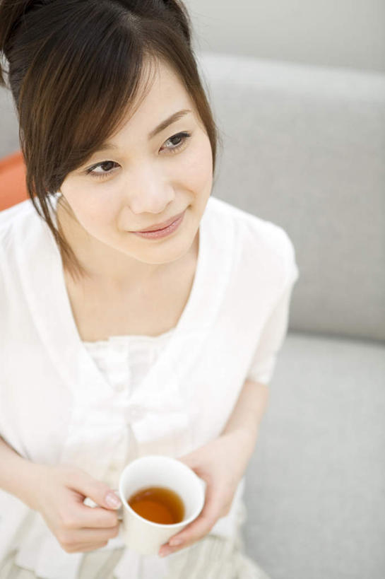 东方人,头发,一个人,客厅,坐,捧,笑,摸,微笑,露齿笑,竖图,俯视,室内,白天,沙发,杯子,亚洲,仅一个年轻女性,仅一个女性,仅一个人,抚摸,握,服装,瓷器,咖啡杯,陶瓷制品,拿,拿着,注视,休闲装,黄种人,一个,衣服,白色,黑色,观察,看,靠,靠着,倚靠,休闲,休闲服,握着,服饰,单个,观看,察看,起居室,倚着,关注,瓷杯,布艺沙发,年轻女性,女人,女性,亚洲人,长发,触摸,端,端着,接触,捧着,手捧,抬头,仰头,坐着,半身,彩图,高角度拍摄