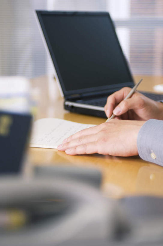 东方人,一个人,商务人士,商务女性,办公室,坐,摸,竖图,室内,白天,侧面,电脑,笔记本电脑,窗户,落地窗,桌子,亚洲,仅一个年轻女性,仅一个女性,仅一个人,抚摸,握,写,阴影,套装,光线,网络,笔,材料,档案,文件,影子,办公桌,墙,办公用品,拿,拿着,黄种人,通讯设备,玻璃窗,墙壁,墙面,文具,阳光,学习用品,资料,记录,握着,一台,文具用品,一支,无线,文档,通信设备,商务装,无线网络,无线上网,便携式电脑,工薪阶层,手提电脑,年轻女性,女人,女性,亚洲人,白领,上班族,触摸,接触,坐着,半身,彩图