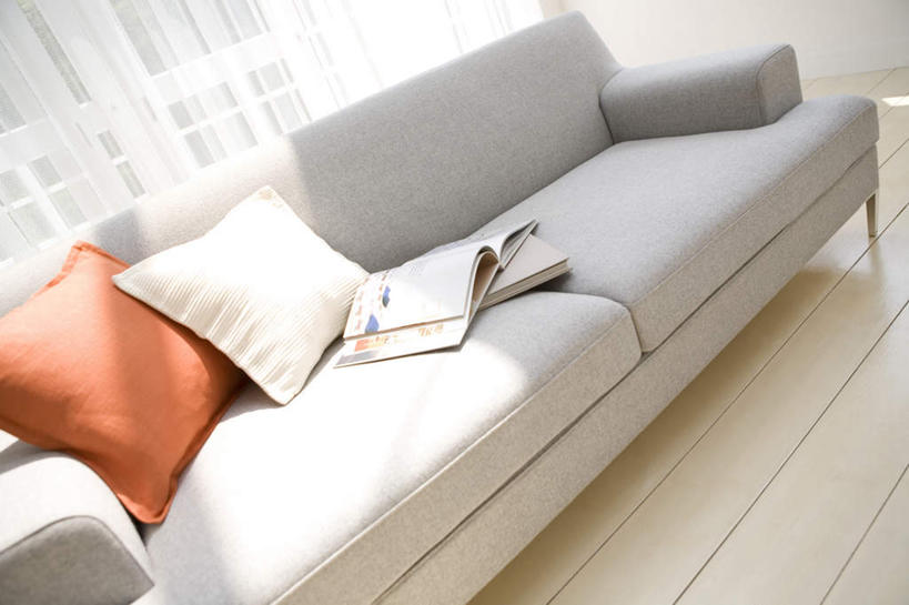 无人,家,客厅,横图,俯视,室内,白天,别墅,地板,家具,靠垫,沙发,装修,建筑,书籍,欧式,一堆,许多,阴影,堆叠,堆积,条纹,装饰,光线,影子,房屋,墙,屋子,公寓,靠枕,地面,豪华,建设,现代,装潢,洋房,楼房,木地板,墙壁,墙面,住宅,两个,红色,阳光,垫子,室内装潢,枕头,堆,样板房,明亮,起居室,舒适,家居装潢,房屋设计,地中海风格,古典风格,简约风格,布艺沙发,室内设计,宽敞,样板房装潢,设计,书,图书,彩图,高角度拍摄,房子