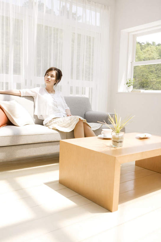 东方人,一个人,客厅,坐,笑,摸,微笑,露齿笑,竖图,室内,白天,正面,植物,餐桌,窗户,靠垫,落地窗,沙发,桌子,餐具,亚洲,仅一个年轻女性,仅一个女性,仅一个人,抚摸,阴影,服装,光线,碟子,盘,影子,墙,靠枕,扭头,注视,休闲装,黄种人,玻璃窗,墙壁,墙面,树,树木,衣服,绿色,白色,阳光,自然,盘子,垫子,碟,枕头,观察,看,靠,靠着,倚靠,转头,休闲,休闲服,服饰,生长,成长,餐台,观看,察看,起居室,倚着,关注,布艺沙发,年轻女性,女人,女性,亚洲人,触摸,接触,坐着,彩图,全身