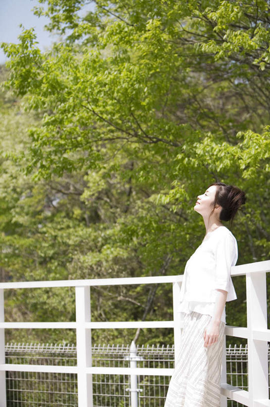 东方人,头发,一个人,栏杆,站,笑,微笑,露齿笑,竖图,室外,白天,侧面,旅游,度假,草地,草坪,植物,亚洲,仅一个年轻女性,仅一个女性,仅一个人,阴影,服装,光线,影子,围栏,注视,休闲装,黄种人,娱乐,护栏,草,树,树木,衣服,蓝色,绿色,白色,黑色,蓝天,天空,阳光,自然,天,观察,看,靠,靠着,倚靠,站着,享受,休闲,休闲服,放松,服饰,生长,成长,观看,察看,倚着,关注,年轻女性,女人,女性,亚洲人,抬头,仰头,站立,半身,彩图