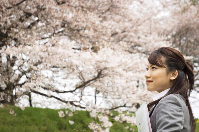 东方人,头发,一个人,商务人士,商务女性,站,捧,笑,摸,微笑,露齿笑,横图,室外,白天,侧面,衬衫,旅游,度假,草地,草坪,植物,樱花,亚洲,仅一个年轻女性,仅一个女性,仅一个人,许多,抚摸,阴影,套装,盛开,光线,材料,档案,文件,影子,花蕾,注视,黄种人,娱乐,草,花,花瓣,花朵,鲜花,树,树木,粉色,绿色,黑色,阳光,自然,资料,花苞,花蕊,观察,看,站着,享受,休闲,放松,生长,成长,观看,察看,关注,文档,商务装,工薪阶层,仙樱花,福岛樱,青肤樱,年轻女性,女人,女性,亚洲人,长发,白领,上班族,荆桃,触摸,端,端着,接触,捧着,手捧,站立,半身,彩图,衬衣
