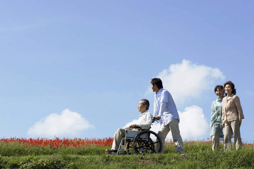 东方人,头发,四个人,家庭,夫妻,母亲,父亲,女儿,儿子,站,坐,走,推,笑,摸,微笑,露齿笑,横图,室外,白天,侧面,爱情,草地,草坪,植物,亚洲,抚摸,阴影,服装,盛开,光线,工具,影子,云,云朵,浪漫,花蕾,云彩,扭头,注视,休闲装,黄种人,草,花,花瓣,花朵,鲜花,树,树木,一个,衣服,粉色,红色,蓝色,绿色,白色,黑色,白云,蓝天,天空,阳光,自然,轮椅,天,花苞,花蕊,复健,观察,看,靠,靠着,倚靠,站着,转头,休闲,康复,温暖,温馨,父子,母女,一家人,休闲服,器械,恩爱,父爱,母爱,恋人,服饰,生长,单个,成长,观看,和睦,察看,医疗设备,倚着,关注,医疗器械,医疗工具,辅助设备,老年男性,老年女性,男人,男性,年轻男性,年轻女性,女人,女性,亚洲人,夫妇,情侣,步行,触摸,接触,散步,站立,走路,坐着,彩图,全身,伴侣,融洽