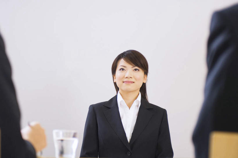 东方人,背部,头发,三个人,同事,商务人士,商务女性,办公室,坐,笑,微笑,露齿笑,横图,室内,白天,正面,衬衫,成功,合作,团队,集体,信心,桌子,杯子,亚洲,套装,笔,办公桌,墙,办公用品,注视,黄种人,队伍,墙壁,墙面,文具,黑色,学习用品,纸制品,观察,看,靠,靠着,倚靠,观看,纸杯,文具用品,察看,领导,倚着,成就,关注,一次性杯子,商务装,合伙,领袖,工薪阶层,男人,男性,年轻男性,年轻女性,女人,女性,亚洲人,长发,白领,上班族,坐着,半身,彩图,衬衣