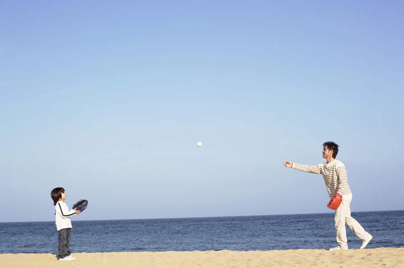 东方人,儿童,头发,两个人,家庭,父亲,儿子,站,投,横图,室外,白天,侧面,锻炼,旅游,度假,纯洁,运动,棒球,垒球,海浪,海洋,沙滩,亚洲,阴影,波纹,服装,光线,沙子,影子,海岸,浪花,水平线,云,云朵,辽阔,海平线,沙地,云彩,注视,休闲装,黄种人,娱乐,相视,球,小孩,衣服,蓝色,白色,黑色,白云,蓝天,水纹,天空,阳光,海水,波浪,天,观察,看,站着,享受,休闲,广阔,温暖,温馨,父子,一家人,面对面,休闲服,放松,父爱,可爱,童年,童趣,服饰,观看,对视,一望无际,和睦,察看,关注,相对,海景,童真,烂漫,无邪,相看,无边无际,一马平川,体育,天真,男孩,男人,男性,年轻男性,亚洲人,孩子,年轻人,大海,风浪,海,海水的波动,海滩,近岸浪,涌浪,抛,扔,站立,掷,彩图,全身,健身,融洽,水天相接,水天一线,男生