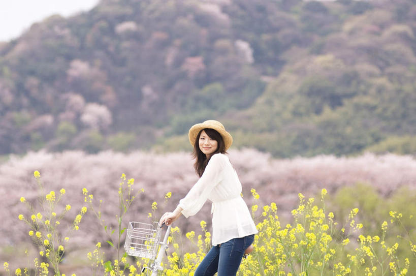 东方人,一个人,坐,笑,摸,微笑,露齿笑,横图,室外,白天,侧面,旅游,度假,草地,草坪,山,山脉,植物,自行车,樱花,帽子,亚洲,仅一个年轻女性,仅一个女性,仅一个人,一辆,抚摸,握,阴影,服装,盛开,光线,影子,山峰,山峦,花蕾,扭头,注视,休闲装,黄种人,娱乐,车,脚踏车,草,花,花瓣,花朵,鲜花,树,树木,衣服,粉色,蓝色,绿色,白色,蓝天,天空,阳光,自然,遮阳帽,交通工具,群山,天,花苞,花蕊,观察,看,转头,享受,休闲,休闲服,放松,握着,服饰,生长,成长,观看,察看,关注,载具,仙樱花,福岛樱,青肤樱,一顶,年轻女性,女人,女性,亚洲人,荆桃,触摸,接触,坐着,半身,彩图