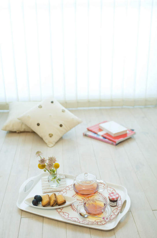 点心,无人,竖图,俯视,室内,特写,白天,窗户,地板,靠垫,落地窗,杯子,餐具,书籍,切开,阴影,光线,瓷器,碟子,盘,影子,墙,食品,甜点,甜品,咖啡杯,靠枕,陶瓷制品,地面,木地板,玻璃窗,墙壁,墙面,食物,糕点,两个,黄色,红色,阳光,盘子,垫子,碟,枕头,甜食,切,两本,瓷杯,剖面,切面,书,图书,彩图,高角度拍摄