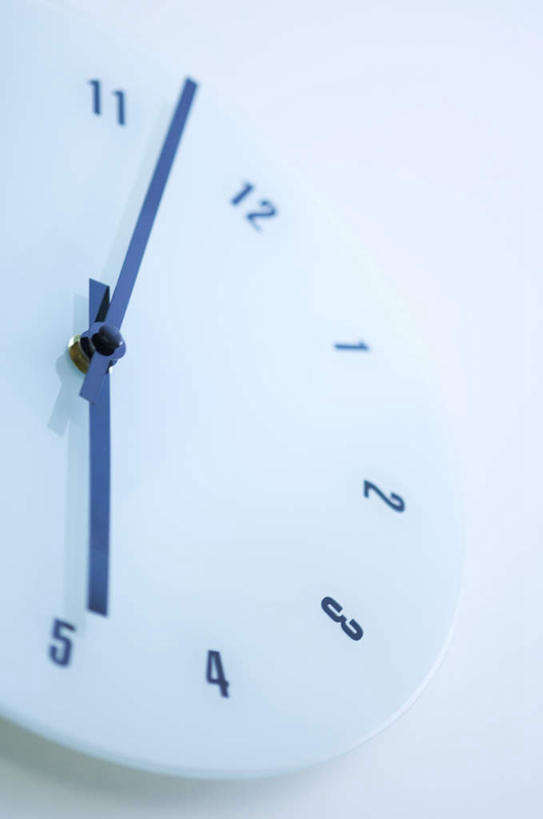 无人,竖图,室内,特写,白天,白色背景,仰视,阴影,时间,光线,标志,时钟,数字,文字,影子,字符,墙,计时,标识,墙壁,墙面,黑色,阳光,挂钟,钟表,表,摄影,阿拉伯数字,影棚,钟,彩图,低角度拍摄,影棚拍摄,拍摄