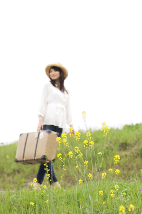 东方人,头发,一个人,站,笑,微笑,露齿笑,竖图,室外,白天,仰视,旅游,度假,草地,草坪,植物,帽子,亚洲,仅一个年轻女性,仅一个女性,仅一个人,阴影,盛开,光线,拉杆箱,旅行箱,影子,花蕾,扭头,注视,黄种人,娱乐,草,花,花瓣,花朵,鲜花,黄色,蓝色,绿色,黑色,蓝天,天空,阳光,行李箱,遮阳帽,箱子,天,花苞,花蕊,油菜花,观察,看,站着,转头,享受,休闲,放松,晴朗,观看,出差,察看,关注,万里无云,一顶,年轻女性,女人,女性,亚洲人,晴空,晴空万里,站立,彩图,低角度拍摄,全身,旅行