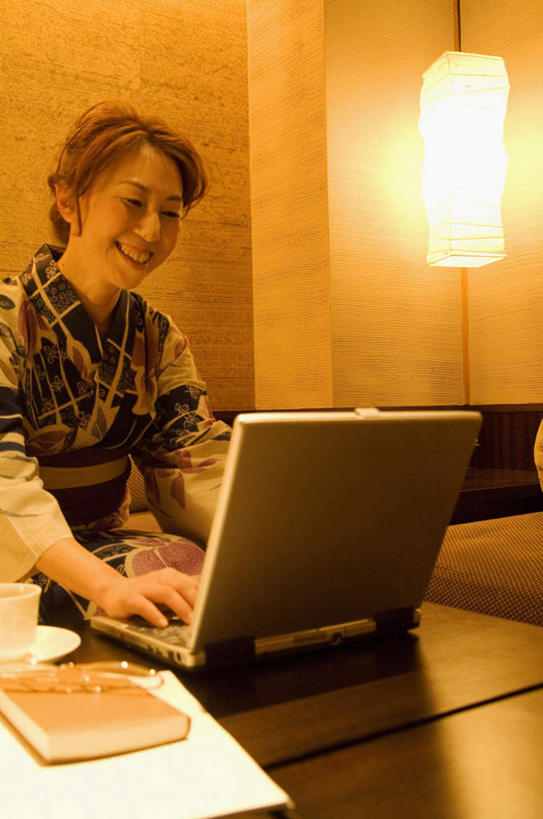 东方人,一个人,客厅,坐,笑,摸,微笑,露齿笑,竖图,室内,白天,正面,民族服装,电脑,笔记本电脑,桌子,照明,亚洲,仅一个年轻女性,仅一个女性,仅一个人,抚摸,敲打,和服,网络,壁灯,材料,档案,文件,办公桌,墙,灯光,注视,黄种人,输入,通讯设备,墙壁,墙面,灯,资料,灯具,打字,观察,看,靠,靠着,倚靠,服饰,观看,点击,敲击,照亮,察看,无线,起居室,倚着,照明设备,关注,文档,通信设备,无线网络,无线上网,便携式电脑,吴服,唐草,唐花,唐锦,按键,手提电脑,年轻女性,女人,女性,亚洲人,触摸,接触,坐着,半身,彩图,传统服装,民俗服