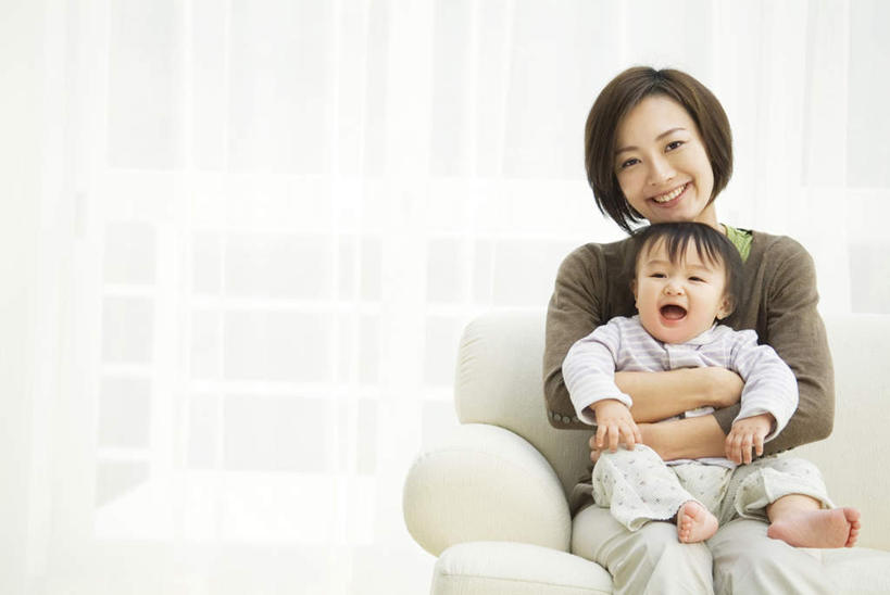东方人,儿童,头发,两个人,家庭,母亲,儿子,客厅,坐,抱,笑,微笑,露齿笑,横图,室内,白天,正面,纯洁,窗户,靠垫,落地窗,沙发,亚洲,阴影,服装,光线,影子,墙,靠枕,注视,休闲装,黄种人,玻璃窗,墙壁,墙面,小孩,衣服,蓝色,黑色,阳光,垫子,枕头,观察,看,靠,靠着,倚靠,张嘴,休闲,温暖,温馨,母子,一家人,休闲服,可爱,母爱,童年,童趣,服饰,抱着,观看,和睦,察看,起居室,搂着,倚着,关注,张大嘴巴,布艺沙发,童真,烂漫,无邪,天真,男孩,年轻女性,女人,女性,亚洲人,孩子,年轻人,张开嘴,怀抱,搂,搂抱,相抱,拥抱,坐着,半身,彩图,开心,融洽,男生