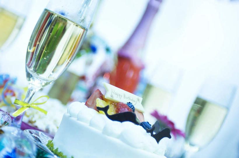 点心,横图,彩色,室内,白天,正面,聚会,下午茶,窗户,桌面,草莓,浆果,猕猴桃,杯子,水果,一块,阴影,朦胧,模糊,新鲜,装饰,光线,高脚杯,影子,生食,食品,果实,红酒杯,红酒瓶,玻璃窗,玻璃制品,酒瓶,食物,糕点,阳光,玻璃瓶,彩带,酒杯,瓶子,有机食品,绿色食品,华丽,修饰,点缀,衬托,美观,雅致,雅观,玻璃杯,洋莓,水果皇后,奇异果,猕猴梨,红莓,地莓,半身,彩图,蛋糕