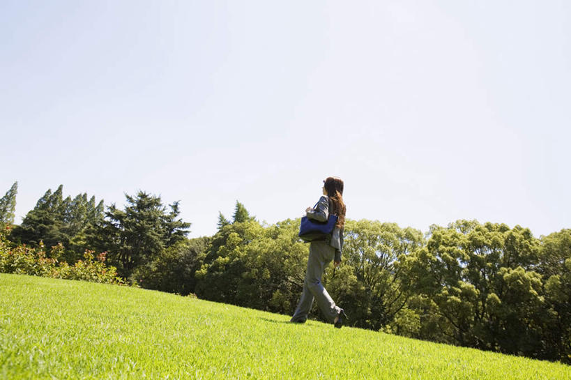 东方人,背,头发,一个人,站,横图,室外,白天,仰视,旅游,度假,草地,草坪,植物,亚洲,仅一个年轻女性,仅一个女性,仅一个人,阴影,服装,光线,包,皮包,影子,云,云朵,云彩,注视,休闲装,黄种人,娱乐,草,树,树木,一个,衣服,蓝色,绿色,黑色,白云,蓝天,天空,阳光,自然,天,背着,观察,看,站着,享受,休闲,休闲服,放松,服饰,生长,单个,成长,观看,单肩包,察看,关注,年轻女性,女人,女性,亚洲人,长发,站立,彩图,低角度拍摄,全身