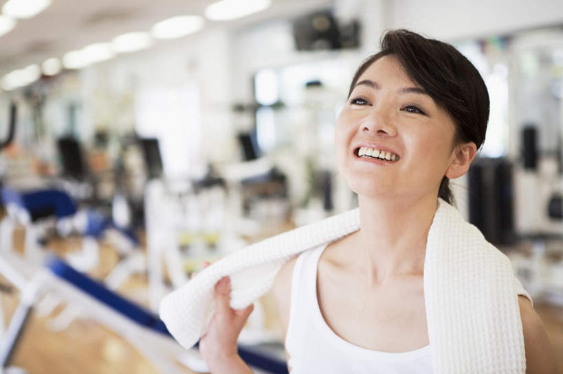 东方人,头发,一个人,健身房,站,笑,摸,微笑,露齿笑,横图,室内,白天,正面,锻炼,运动,地板,亚洲,仅一个年轻女性,仅一个女性,仅一个人,一排,一条,许多,抚摸,握,服装,朦胧,模糊,整齐,墙,地面,拿,拿着,注视,休闲装,黄种人,娱乐,运动器械,木地板,墙壁,墙面,排列,衣服,白色,黑色,毛巾,观察,看,站着,享受,休闲,休闲服,健身器械,放松,握着,服饰,观看,察看,队列,关注,健身器材,室内运动,年轻女性,女人,女性,亚洲人,触摸,接触,抬头,仰头,站立,半身,彩图,健身,健身馆,运动器材,跑步机