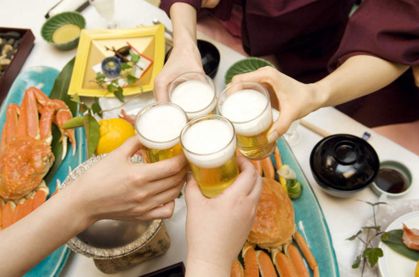 海鲜,蟹,啤酒,东方人,手,四个人,伙伴,朋友,客厅,捧,摸,横图,俯视,室内,白天,民族服装,烹饪,友谊,杯子,餐具,亚洲,抚摸,握,阴影,和服,庆祝,光线,螃蟹,碟子,盘,影子,日本料理,料理,食品,酒类,拿,拿着,黄种人,水产,菜肴,美食,海洋生物,玻璃制品,酒,食物,饮料,黄色,阳光,盘子,酒杯,啤酒杯,碟,碗,日式料理,干杯,碰杯,四个,日式,手部,交际,友好,握着,服饰,佳肴,庆贺,起居室,水生动物,海产品,礼仪,敬酒,水生物,海底动物,吴服,唐草,唐花,唐锦,劝酒,友情,男人,男性,年轻男性,年轻女性,女人,女性,亚洲人,玻璃杯,触摸,端,端着,接触,捧着,手捧,半身,彩图,高角度拍摄,传统服装,民俗服