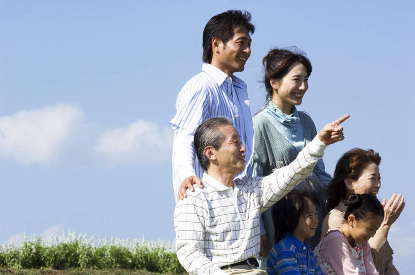 东方人,儿童,老年人,头发,夫妻,母亲,父亲,儿子,祖母,祖父,三代同堂,站,举,笑,微笑,露齿笑,横图,室外,白天,侧面,爱情,旅游,度假,纯洁,草地,草坪,植物,亚洲,指,阴影,光线,工具,影子,云,云朵,许多人,浪漫,云彩,注视,黄种人,方向,娱乐,祖孙三代,草,树,树木,小孩,蓝色,绿色,白色,黑色,白云,蓝天,天空,阳光,自然,轮椅,天,低头,复健,观察,看,靠,靠着,手势,托,倚靠,站着,一群人,享受,休闲,康复,温暖,温馨,父子,母子,器械,恩爱,放松,父爱,可爱,母爱,童年,童趣,恋人,生长,奶奶,爷爷,成长,观看,祖孙,和睦,察看,医疗设备,倚着,指向,食指,关注,医疗器械,医疗工具,童真,烂漫,无邪,外婆,外祖母,外公,外祖父,外孙,外孙子,辅助设备,天真,老年男性,老年女性,男孩,男人,男性,年轻男性,年轻女性,女人,女性,亚洲人,孩子,年轻人,夫妇,情侣,全家福,孙子,举起,举手,举着,向上举,向上伸,向上托,站立,半身,彩图,伴侣,融洽,男生,爸爸,多代同堂,妈妈