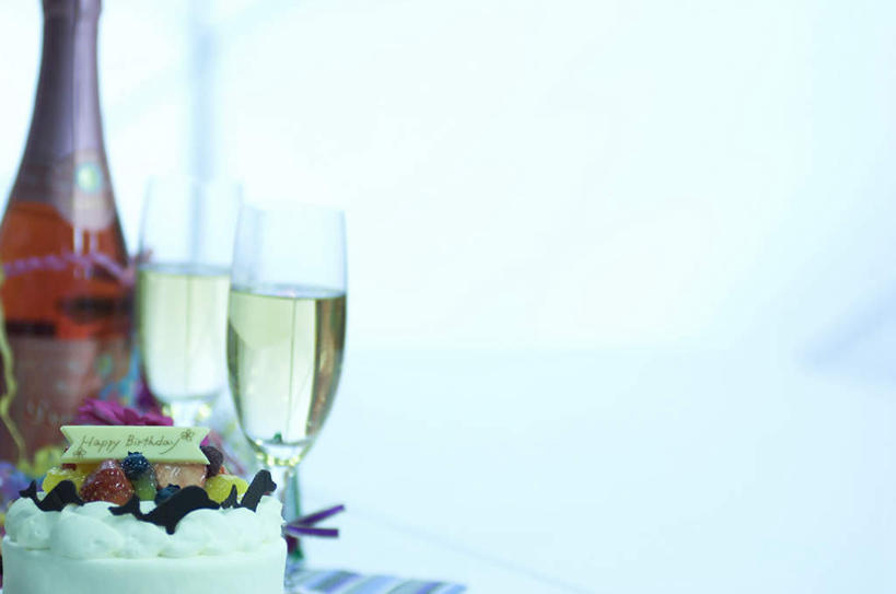 点心,无人,横图,室内,白天,正面,下午茶,餐桌,窗户,落地窗,桌面,桌子,草莓,浆果,猕猴桃,杯子,水果,一块,阴影,朦胧,模糊,新鲜,光线,高脚杯,影子,墙,生食,食品,果实,红酒杯,玻璃窗,墙壁,墙面,玻璃制品,酒瓶,食物,糕点,阳光,玻璃瓶,酒杯,瓶子,有机食品,绿色食品,餐台,玻璃杯,洋莓,水果皇后,奇异果,猕猴梨,红莓,地莓,彩图,蛋糕