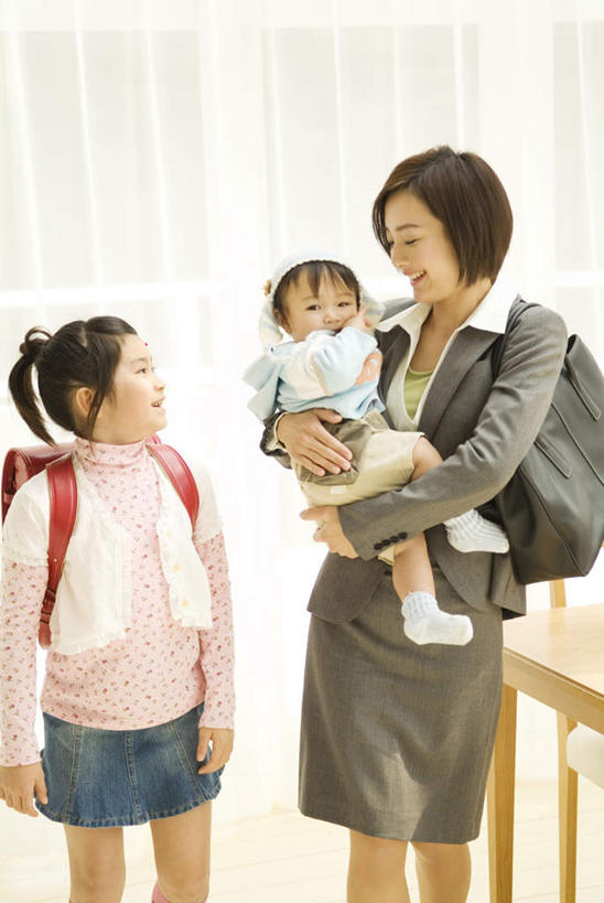 东方人,儿童,背,三个人,家庭,母亲,女儿,客厅,站,抱,笑,摸,微笑,露齿笑,竖图,室内,白天,正面,衬衫,婴儿服装,纯洁,餐桌,窗户,落地窗,桌子,椅子,亚洲,抚摸,阴影,服装,光线,包,书包,影子,木椅,墙,扭头,注视,休闲装,黄种人,玻璃窗,墙壁,墙面,一个,小孩,衣服,粉色,红色,阳光,背包,背着,观察,看,站着,转头,休闲,温暖,温馨,母女,一家人,休闲服,可爱,母爱,童年,童趣,服饰,单个,餐台,抱着,观看,和睦,察看,起居室,搂着,关注,童真,烂漫,无邪,天真,年轻女性,女孩,女人,女性,亚洲人,孩子,年轻人,触摸,怀抱,接触,搂,搂抱,相抱,拥抱,站立,半身,彩图,衬衣,婴儿服,融洽,双肩包,女生,襁褓