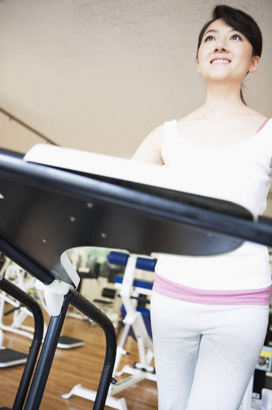 东方人,头发,一个人,健身房,站,跑,笑,摸,微笑,露齿笑,竖图,室内,白天,正面,锻炼,运动,亚洲,仅一个年轻女性,仅一个女性,仅一个人,许多,抚摸,握,服装,注视,休闲装,黄种人,运动器械,衣服,黑色,观察,看,站着,休闲,休闲服,健身器械,握着,服饰,观看,察看,关注,健身器材,体育,年轻女性,女人,女性,亚洲人,触摸,接触,跑步,站立,半身,彩图,健身,健身馆,运动器材,跑步机