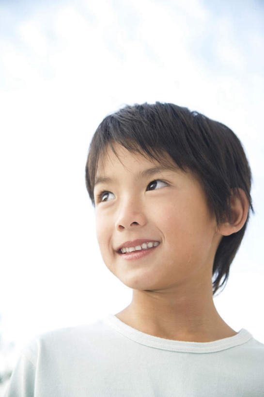 东方人,儿童,头发,一个人,站,笑,微笑,露齿笑,竖图,室外,白天,正面,旅游,度假,纯洁,亚洲,仅一个男性,仅一个人,阴影,服装,光线,影子,云,云朵,云彩,扭头,注视,休闲装,黄种人,娱乐,小孩,衣服,蓝色,白色,黑色,白云,蓝天,天空,阳光,天,观察,看,站着,转头,仅一个小孩,享受,休闲,休闲服,放松,可爱,童年,童趣,服饰,观看,察看,关注,童真,烂漫,无邪,天真,男孩,男人,男性,亚洲人,孩子,站立,半身,彩图,男生