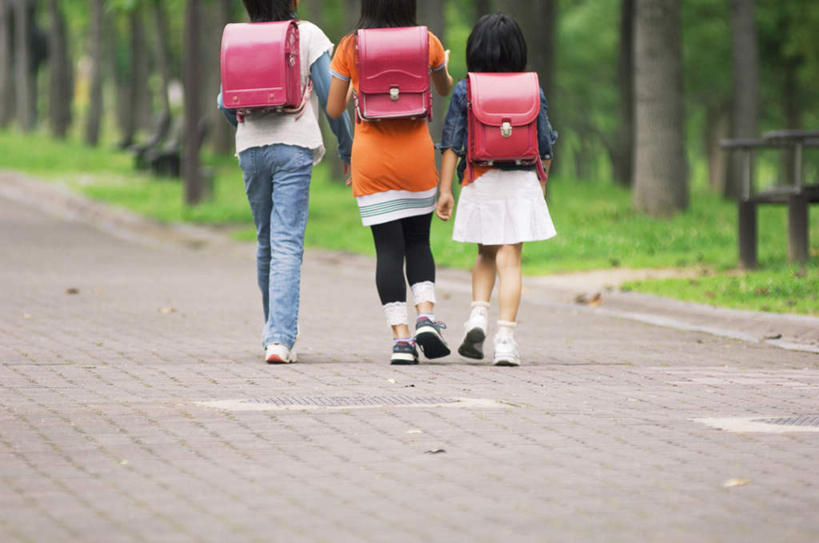 东方人,儿童,背,头发,三个人,伙伴,朋友,站,走,笑,摸,微笑,露齿笑,横图,室外,白天,裙子,旅游,度假,友谊,纯洁,草地,草坪,植物,道路,路,亚洲,一排,抚摸,阴影,服装,整齐,光线,包,书包,影子,小路,交通,注视,休闲装,黄种人,娱乐,长裙,草,树,树木,排列,三个,小孩,背面,衣服,红色,绿色,白色,黑色,阳光,自然,背包,背着,观察,看,站着,享受,休闲,休闲服,放松,可爱,童年,童趣,服饰,乡间小路,生长,成长,观看,半身裙,察看,队列,关注,童真,烂漫,无邪,天真,友情,男孩,男人,男性,女孩,女人,女性,亚洲人,步行,触摸,接触,散步,站立,走路,半身,彩图,双肩包,男生,女生