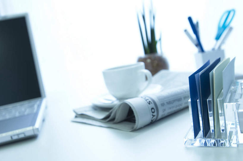 无人,横图,室内,特写,白天,正面,电脑,笔记本电脑,桌子,静物,报纸,杯子,一排,一张,许多,阴影,朦胧,模糊,整齐,光线,网络,信息,笔,材料,瓷器,档案,文件,影子,办公桌,办公用品,咖啡杯,陶瓷制品,通讯设备,文具,排列,阳光,学习用品,资料,新闻,文具用品,无线,队列,文档,瓷杯,通信设备,无线网络,无线上网,便携式电脑,手提电脑,彩图,报刊