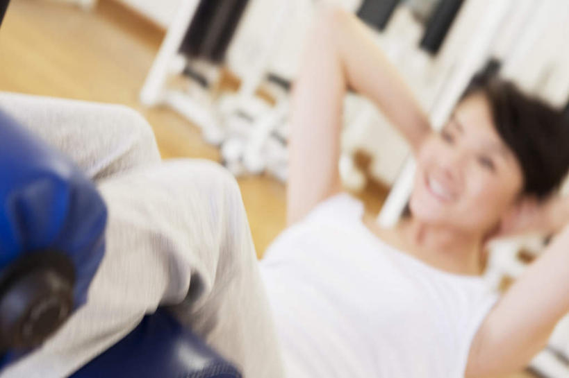 东方人,头发,一个人,健身房,躺,举,笑,摸,仰卧起坐,微笑,露齿笑,横图,俯视,室内,白天,锻炼,运动,地板,亚洲,仅一个年轻女性,仅一个女性,仅一个人,许多,抚摸,阴影,服装,朦胧,模糊,光线,影子,地面,注视,休闲装,黄种人,娱乐,运动器械,木地板,衣服,白色,黑色,阳光,观察,看,托,享受,休闲,休闲服,健身器械,放松,服饰,观看,察看,双手抱头,关注,健身器材,室内运动,卧着,年轻女性,女人,女性,亚洲人,触摸,接触,举起,举手,举着,抬头,躺着,卧,向上举,向上伸,向上托,仰头,仰卧,半身,彩图,高角度拍摄,健身,健身馆,运动器材,跑步机