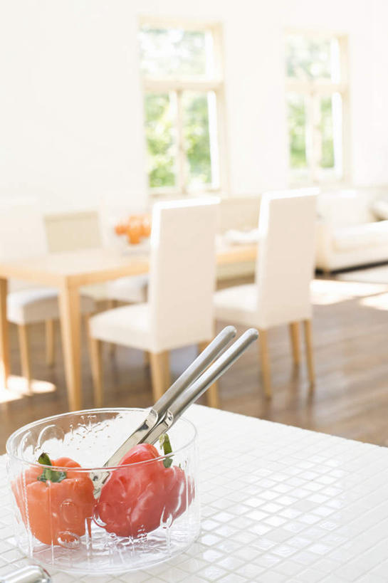 无人,客厅,竖图,室内,白天,正面,植物,餐桌,窗户,地板,桌子,辣椒,蔬菜,餐具,椅子,阴影,新鲜,光线,碟子,盘,影子,木椅,墙,食品,地面,木地板,玻璃窗,墙壁,墙面,树,树木,食物,绿色,阳光,自然,盘子,碟,有机食品,绿色食品,生长,成长,餐台,起居室,彩椒,辣角,红海椒,大椒,辣虎,广椒,甜椒,柿子椒,辣子,海椒,番椒,灯笼椒,彩图