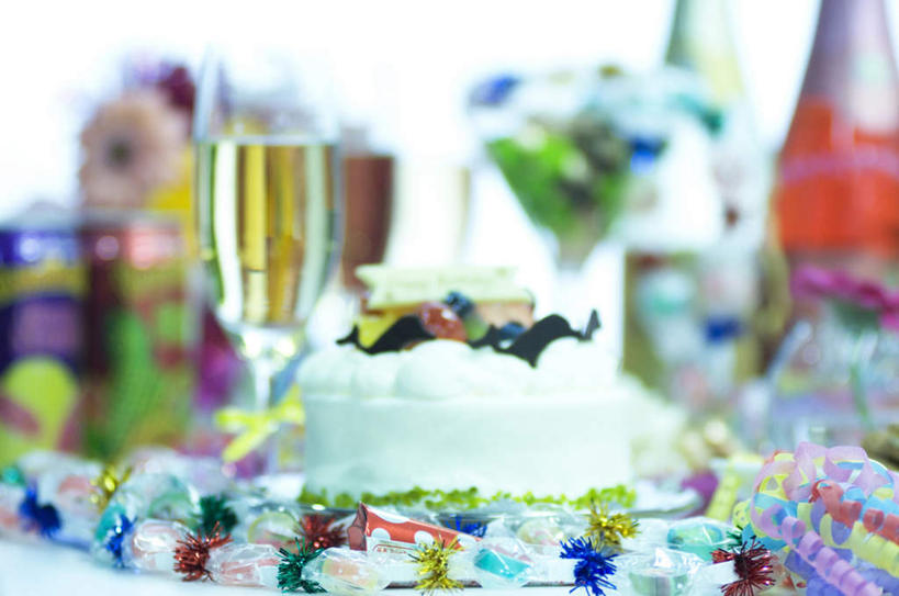 点心,无人,横图,彩色,室内,白天,正面,聚会,下午茶,桌面,草莓,浆果,猕猴桃,杯子,水果,一块,许多,阴影,朦胧,模糊,新鲜,装饰,光线,高脚杯,影子,生食,食品,果实,红酒杯,玻璃制品,酒瓶,食物,糕点,阳光,玻璃瓶,彩带,酒杯,瓶子,有机食品,绿色食品,华丽,修饰,点缀,衬托,美观,雅致,雅观,玻璃杯,洋莓,水果皇后,奇异果,猕猴梨,红莓,地莓,彩图,蛋糕