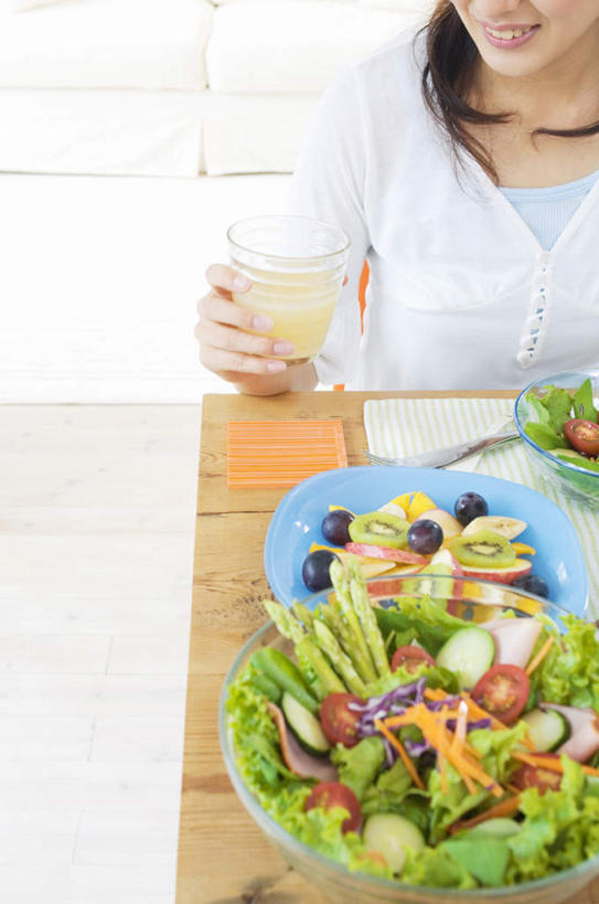 东方人,一个人,客厅,坐,笑,微笑,露齿笑,竖图,俯视,室内,白天,餐桌,窗户,落地窗,桌子,苹果,猕猴桃,葡萄,蔬菜,西红柿,餐具,水果,亚洲,仅一个年轻女性,仅一个女性,仅一个人,握,阴影,新鲜,光线,碟子,盘,影子,勺子,墙,生菜,莴苣,生食,食品,果实,拿,拿着,注视,黄种人,玻璃窗,墙壁,墙面,食物,阳光,盘子,调羹,碟,汤匙,观察,看,靠,靠着,倚靠,握着,有机食品,绿色食品,餐台,观看,察看,起居室,倚着,关注,春菜,鹅仔菜,莴仔菜,千金菜,叶用莴苣,年轻女性,女人,女性,亚洲人,山葫芦,奇异果,蒲桃,猕猴梨,草龙珠,樱桃番茄,圣女果,番茄,坐着,半身,彩图,高角度拍摄