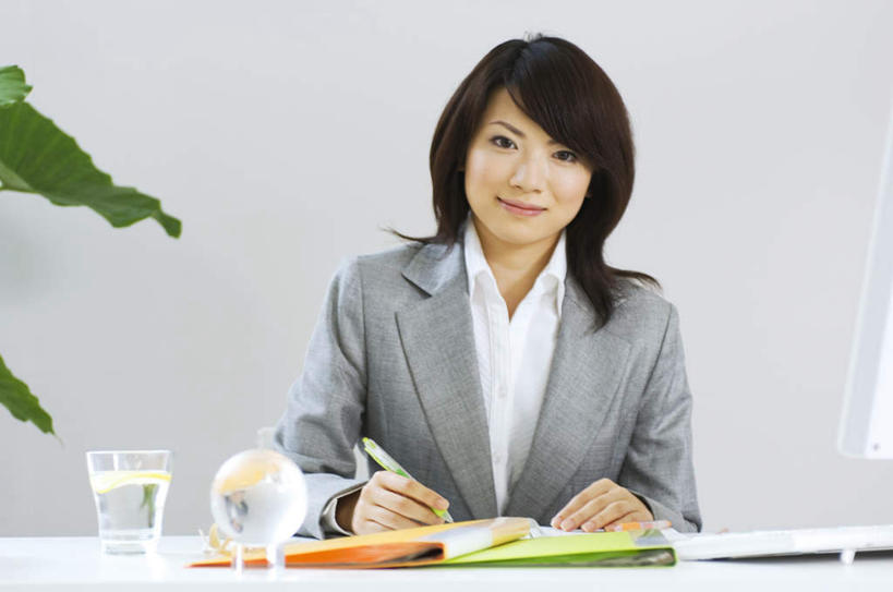 东方人,头发,一个人,商务人士,商务女性,办公室,坐,笑,摸,微笑,露齿笑,横图,室内,白天,正面,衬衫,植物,桌子,杯子,亚洲,仅一个年轻女性,仅一个女性,仅一个人,抚摸,握,写,套装,笔,材料,档案,盆栽,文件,办公桌,墙,办公用品,盆景,拿,拿着,注视,黄种人,墙壁,墙面,玻璃制品,文具,绿色,黑色,自然,水杯,学习用品,资料,观察,记录,看,握着,生长,成长,观看,文具用品,察看,关注,文档,商务装,工薪阶层,年轻女性,女人,女性,亚洲人,白领,上班族,玻璃杯,触摸,接触,坐着,半身,彩图,衬衣