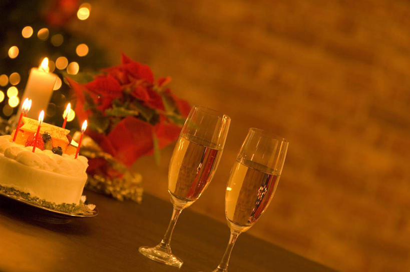 点心,无人,横图,室内,白天,正面,下午茶,植物,台灯,桌面,杯子,蜡烛,礼盒,礼物,照明,圣诞节,一棵,一块,许多,阴影,节日,朦胧,模糊,庆祝,装饰,盛开,反射,彩灯,高脚杯,火焰,影子,纸盒,烛光,墙,灯光,食品,圣诞树,圣诞红,一品红,红酒杯,燃烧,花蕾,文化,墙壁,墙面,玻璃制品,灯,盒子,花,花瓣,花朵,鲜花,树,树木,食物,糕点,两个,红色,绿色,自然,包装盒,酒杯,礼品盒,灯具,花苞,花蕊,圣诞花,点燃,庆典,礼品,生长,成长,纪念,华丽,修饰,照亮,点缀,照明设备,衬托,美观,雅致,雅观,玻璃杯,彩图,蛋糕