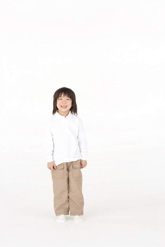 东方人,儿童,头发,一个人,站,笑,微笑,露齿笑,竖图,室内,白天,白色背景,正面,纯洁,亚洲,仅一个男性,仅一个人,服装,瓷砖,地砖,墙,地面,注视,休闲装,黄种人,墙壁,墙面,小孩,衣服,蓝色,黑色,观察,看,站着,仅一个小孩,休闲,休闲服,可爱,童年,童趣,摄影,服饰,影棚,观看,察看,关注,童真,烂漫,无邪,天真,男孩,男人,男性,亚洲人,孩子,长发,站立,彩图,全身,影棚拍摄,拍摄,男生