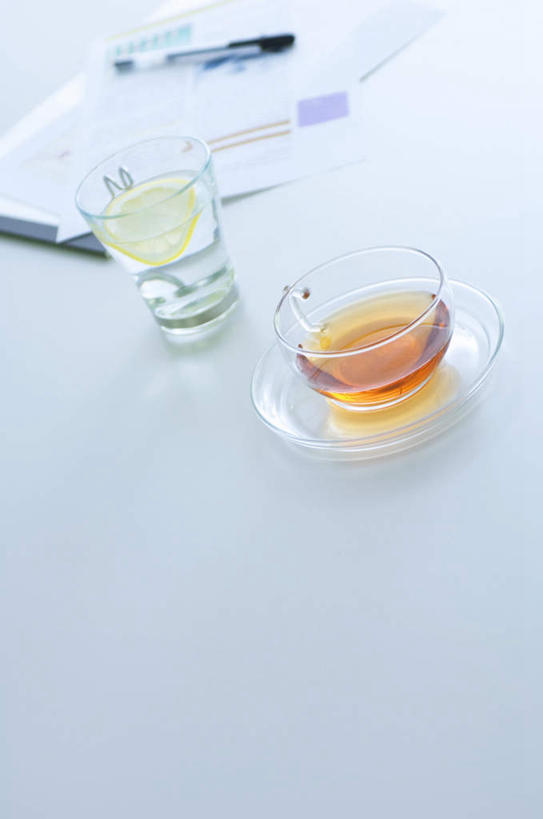 无人,竖图,俯视,室内,特写,白天,桌面,桌子,杯子,餐具,许多,阴影,朦胧,模糊,光线,笔,材料,瓷器,档案,碟子,盘,文件,影子,办公桌,办公用品,咖啡杯,陶瓷制品,玻璃制品,文具,一个,阳光,盘子,水杯,学习用品,资料,碟,单个,文具用品,文档,瓷杯,玻璃杯,彩图,高角度拍摄