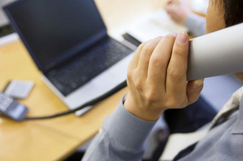 东方人,一个人,商务人士,商务男性,办公室,坐,举,笑,打电话,微笑,露齿笑,横图,俯视,室内,白天,衬衫,电脑,笔记本电脑,桌子,电话,亚洲,仅一个男性,仅一个人,握,套装,网络,笔,材料,档案,文件,办公桌,墙,办公用品,拿,听,拿着,注视,黄种人,通讯设备,墙壁,墙面,文具,仅一个年轻男性,话筒,学习用品,资料,观察,看,靠,靠着,托,倚靠,电话线,握着,观看,文具用品,察看,无线,倚着,关注,文档,通信设备,商务装,无线网络,无线上网,便携式电脑,工薪阶层,交流,手提电脑,男人,男性,年轻男性,亚洲人,白领,上班族,电话机,沟通,举起,举手,举着,通话,向上举,向上伸,向上托,坐着,半身,彩图,高角度拍摄,衬衣