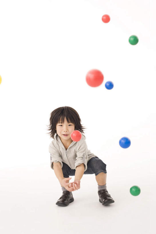 东方人,儿童,头发,一个人,蹲,笑,微笑,露齿笑,竖图,室内,白天,白色背景,正面,游戏,纯洁,亚洲,仅一个男性,仅一个人,许多,握,服装,漂浮,装饰,塑料,拿,玩,拿着,注视,休闲装,黄种人,娱乐,小孩,衣服,红色,蓝色,黑色,灰色,气球,塑料制品,观察,看,仅一个小孩,休闲,悬浮,休闲服,可爱,童年,童趣,握着,摄影,服饰,影棚,观看,活动,华丽,修饰,点缀,察看,发泄,关注,消遣,智力,童真,烂漫,无邪,宣泄,衬托,美观,雅致,雅观,天真,男孩,男人,男性,亚洲人,孩子,长发,蹲着,玩耍,嬉戏,彩图,全身,影棚拍摄,拍摄,男生