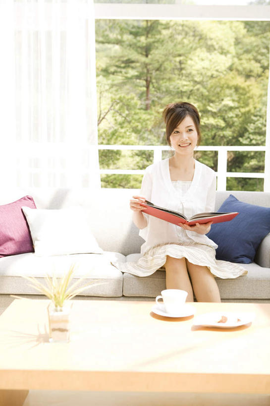 东方人,头发,一个人,客厅,栏杆,坐,捧,笑,摸,微笑,露齿笑,竖图,室内,白天,正面,植物,餐桌,窗户,靠垫,落地窗,沙发,桌子,餐具,书籍,亚洲,仅一个年轻女性,仅一个女性,仅一个人,一本,抚摸,握,阴影,服装,光线,碟子,盘,影子,墙,围栏,靠枕,拿,拿着,注视,休闲装,黄种人,护栏,玻璃窗,墙壁,墙面,树,树木,衣服,绿色,白色,黑色,阳光,自然,盘子,垫子,碟,枕头,观察,看,靠,靠着,倚靠,休闲,休闲服,握着,服饰,生长,成长,餐台,观看,察看,起居室,倚着,关注,布艺沙发,年轻女性,女人,女性,亚洲人,书,图书,触摸,端,端着,接触,捧着,手捧,坐着,彩图,全身